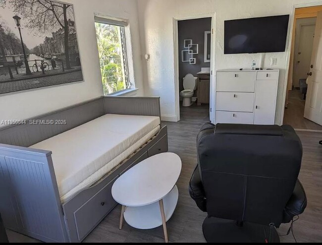 Building Photo - 2822 Pine Tree Dr