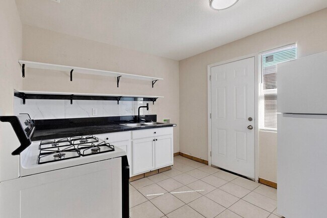 Building Photo - 540 Cardenas Dr SE