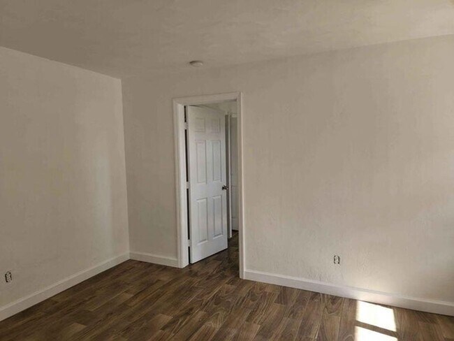 Building Photo - 117 SW 7th Ave