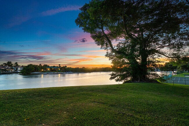 Building Photo - 374 Golfview Rd