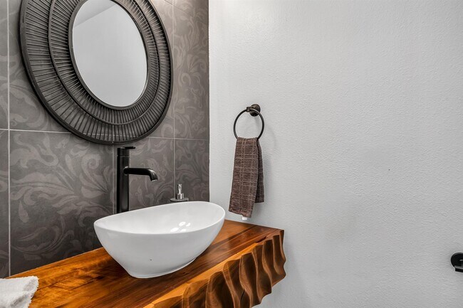 1/2 bathroom - 1412 N Crescent Heights Blvd