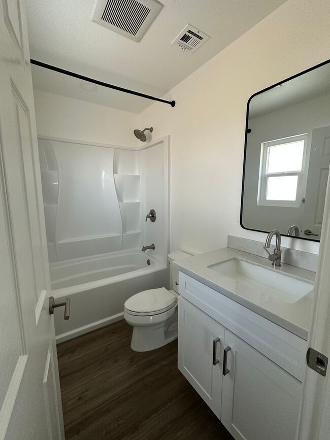 Building Photo - $200 MOVE IN SPECIAL! Newly Remodeled 3 be...
