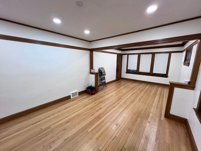 Building Photo - 5833 W Peterson Ave