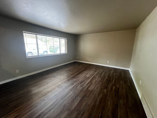 Building Photo - 3 bedroom 1.5 Bathroom Duplex Available Now!