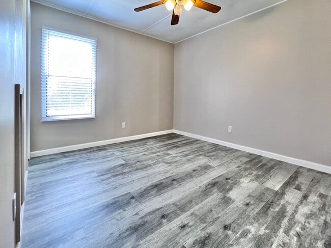 Building Photo - 3 BR 2 BA Near Surf City