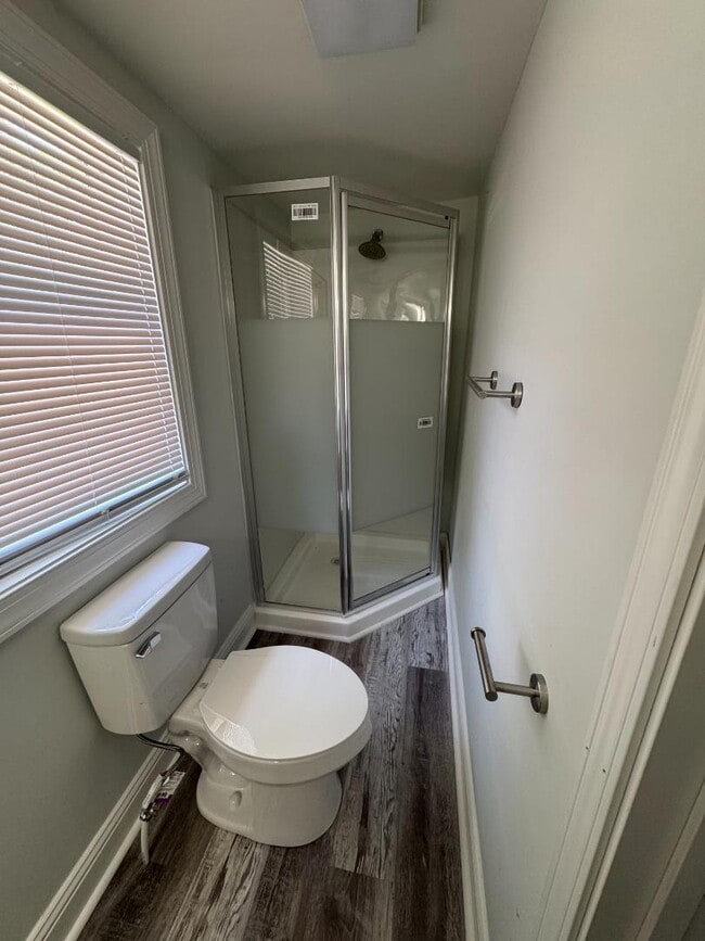 Building Photo - 5163 Clifton Dr