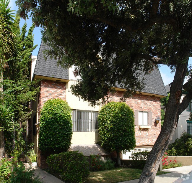 Building Photo - 121 N Clark Dr