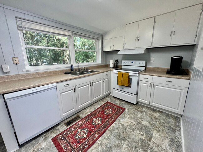 Building Photo - 4 BR 3 BATH ON WESTRIDGE!