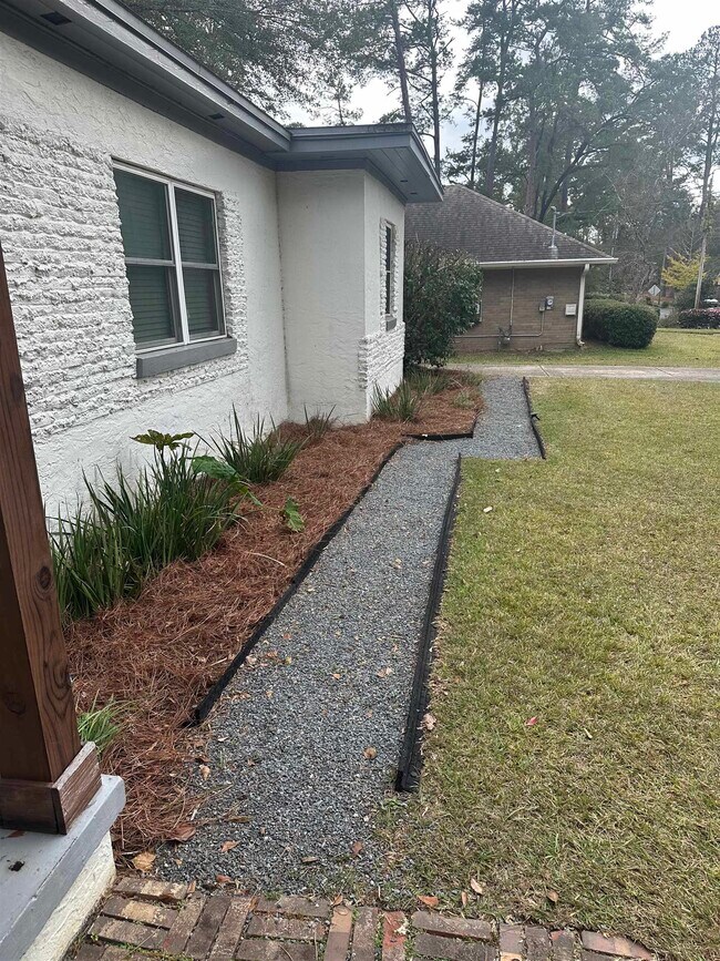 Building Photo - 2057 Dellwood Dr