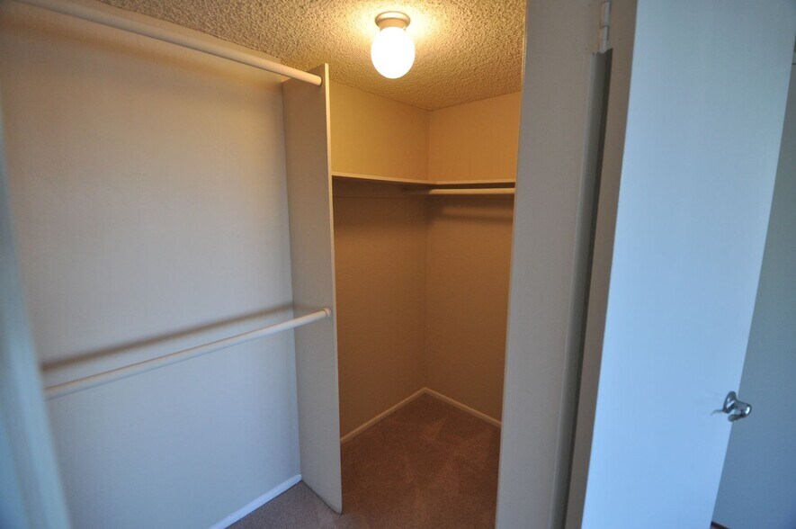 Building Photo - 24411 Newhall Ave