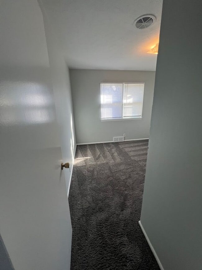 Building Photo - Spacious 4 Bedroom Duplex!!