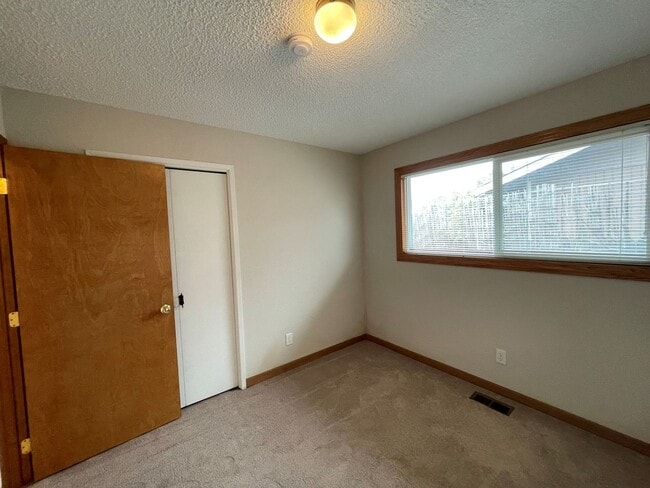 Building Photo - Charming 3 Bedroom, 2 Bath Home with Attac...