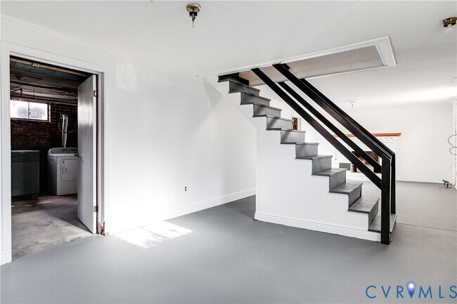 Building Photo - 1004 W 49th St