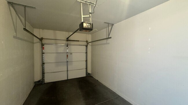 Building Photo - Gated Community 2 bedroom 1 car garage