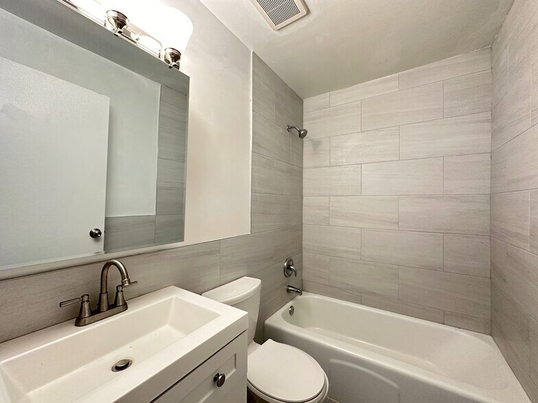 Building Photo - 3825 N Pine Grove Ave