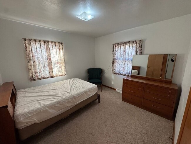 Building Photo - Main level house available for rent