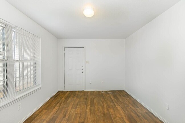 Building Photo - Comfort and Convenience of 3BD/2BA Duplex in Fort Worth!