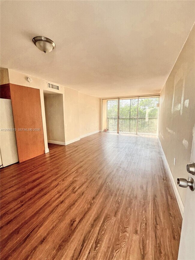 Building Photo - 8870 Fontainebleau Blvd