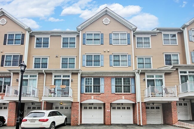 Building Photo - 326 Midland Ct