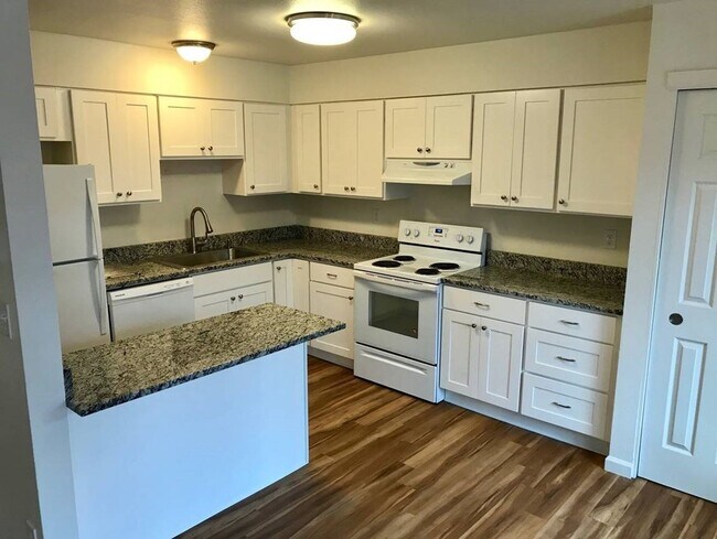 Building Photo - Beautiful townhome in the heart of Tigard ...