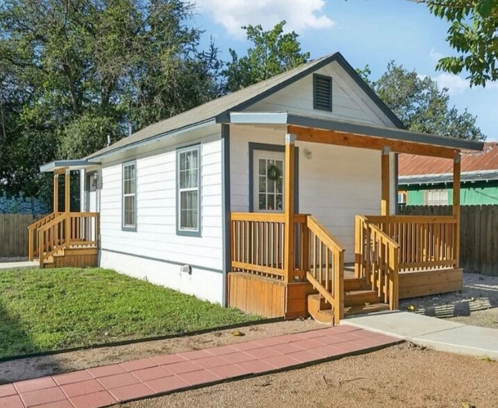 Primary Photo - 1006 Center St