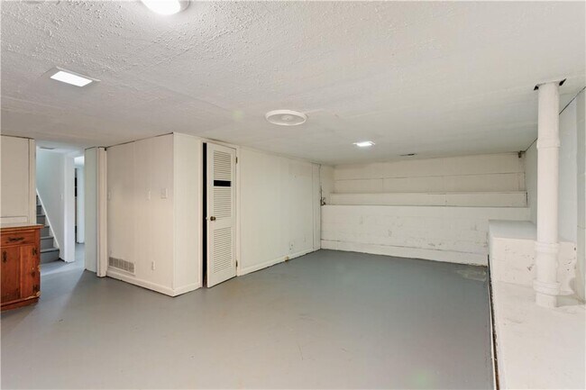 Building Photo - 3623 Lee St SE