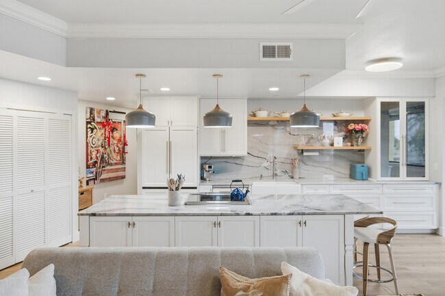 Building Photo - 150 SE Four Winds Dr