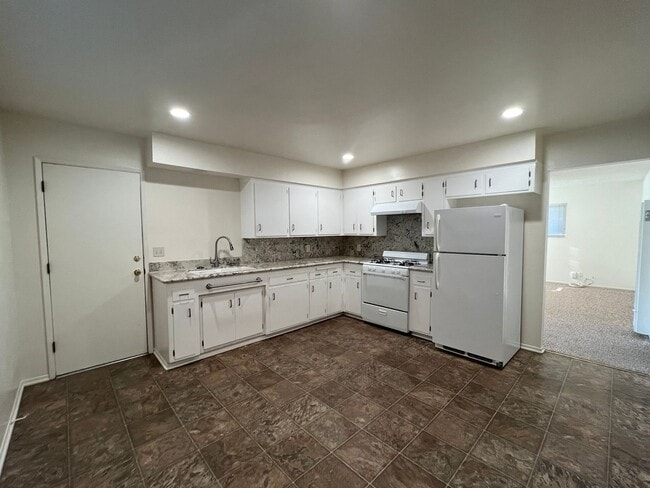 Building Photo - 1392 Bolton Dr