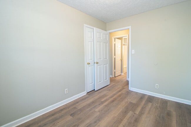 Building Photo - 670 Artic Ave