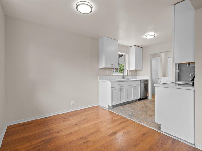 Building Photo - Move In Ready Midtown Dream Home