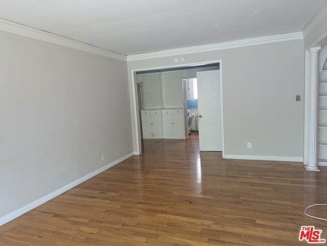 Building Photo - 1323 N Olive Dr