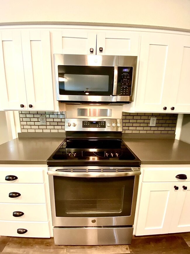 Building Photo - Lovely Highlands Home w/a View Available 7...