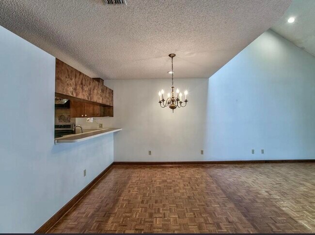 Building Photo - 842 Santa Rosa Dr