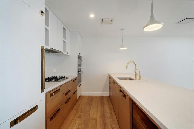 Building Photo - 70 Rainey St
