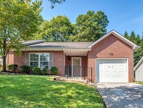 Building Photo - 2bd/2ba end unit available now!
