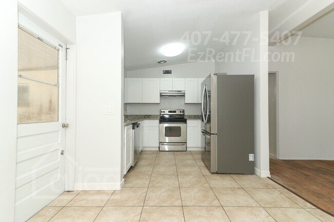 Building Photo - Charming 3/2 with Carport in Sanford