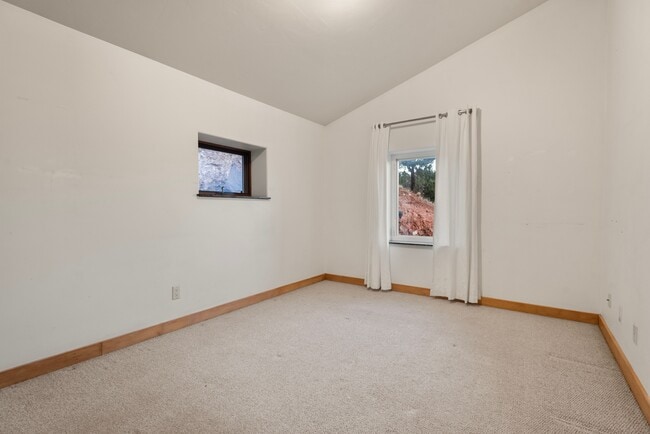 Building Photo - 2800 Cedar Dr