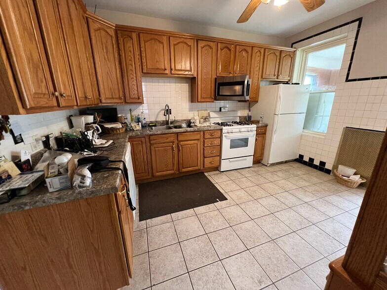 Kitchen - 4718 N Laramie Ave