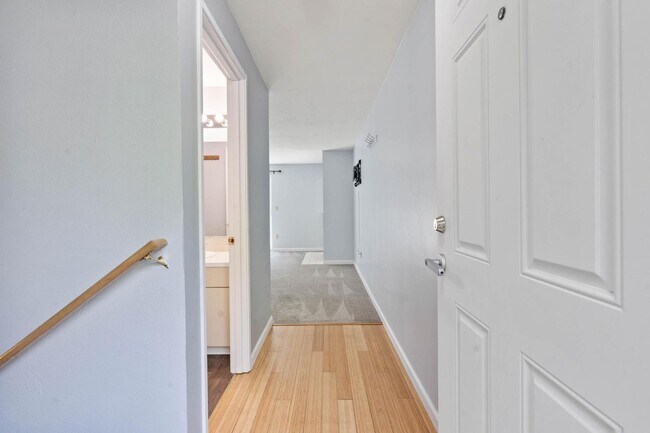 Building Photo - Beautiful, bright 2-bdrm/2.5-bath Lake Oswego condo. W/D, covered parking, pool, serene setting