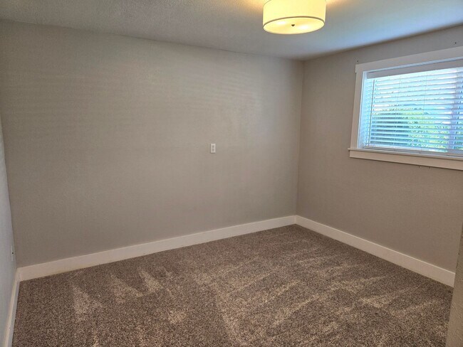 Building Photo - Love the area you live ! 3 bedroom 2 bath ...