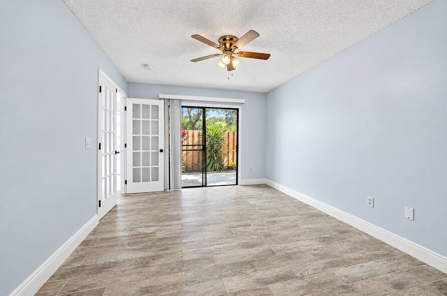Building Photo - 4012 Palm Bay Cir