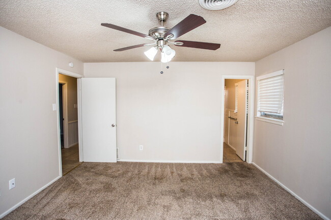 Building Photo - Beautiful 3/2 with a Bonus Room!