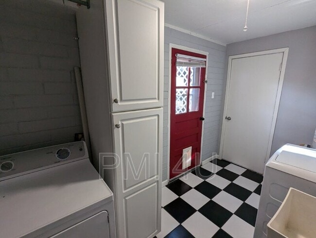 Building Photo - 2900 Parsifal St NE