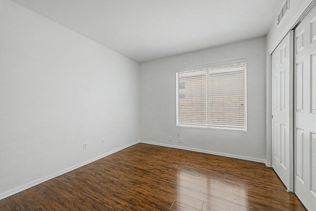 Building Photo - 1513 W Lark Dr