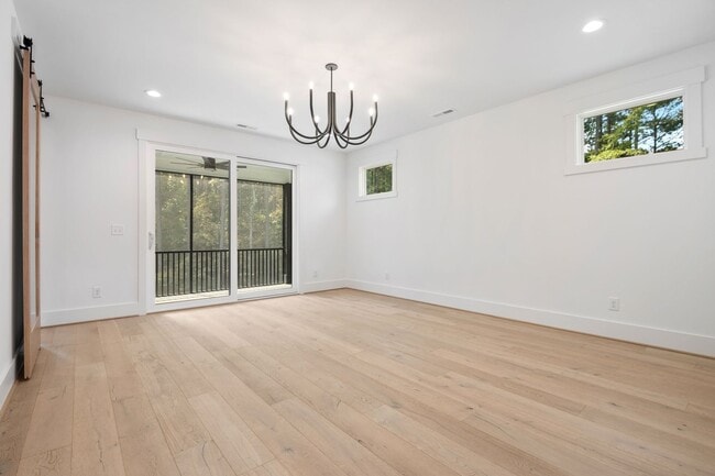 Building Photo - Custom 5 bedroom, 5 bathroom home with Woo...