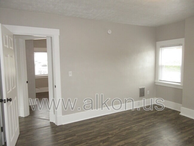 Building Photo - 302 W Virginia Ave