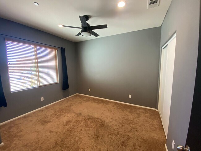 Building Photo - Rosamond 4 bedroom