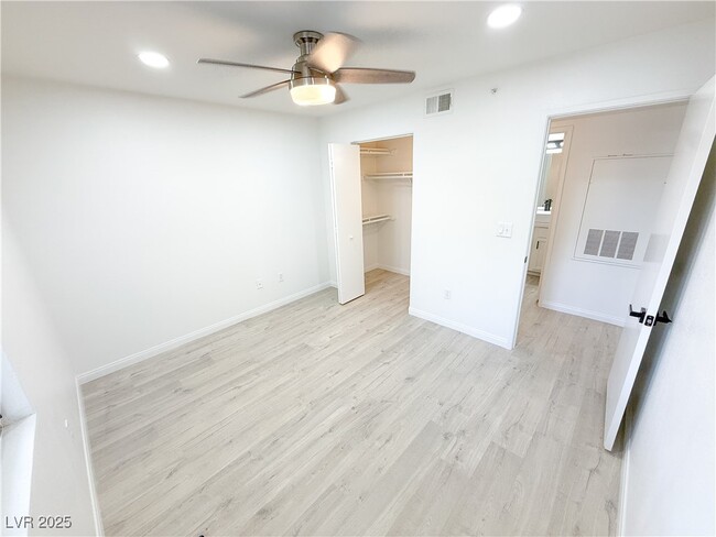 Building Photo - 950 Seven Hills Dr