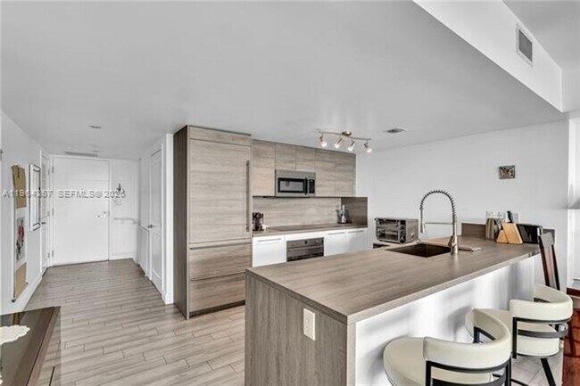 Building Photo - 400 Sunny Isles Blvd