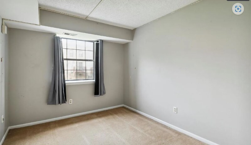 Building Photo - 3005 Valley Dr